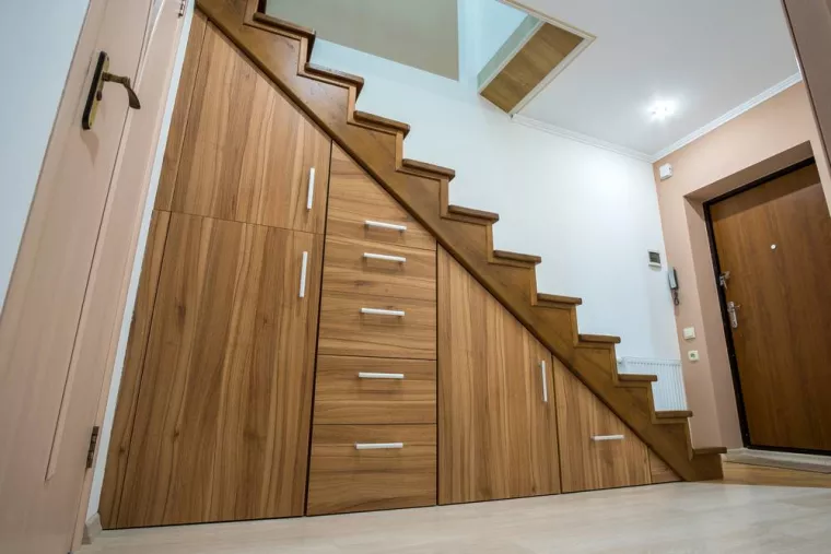 Faire appel à un menuisier pour la conception d'un rangement sous des escaliers pour chaussure et manteau, Montbrison, Blein Cuisines et Bains