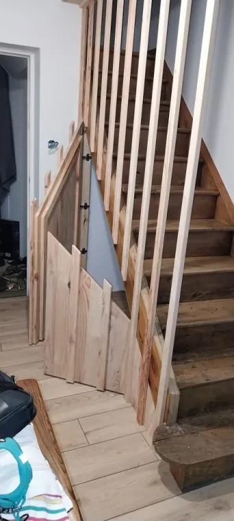 Faire appel à un menuisier pour la conception d'un rangement sous des escaliers pour chaussure et manteau, Montbrison, Blein Cuisines et Bains